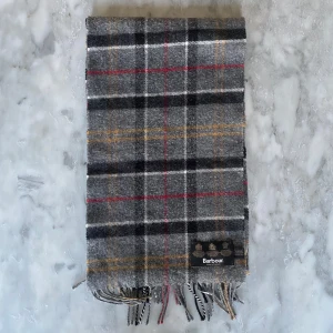 Barbour halsduk  - Skick: 9/10. Halsduken är i väldigt bra skick och har inga defekter. Mått: 176cm x 26cm 