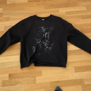 Sweatshirt med tryck - Säljer en svart tröja med ett unikt tryck på framsidan. Tröjan har långa ärmar och en rund halsringning. Från notion eternal