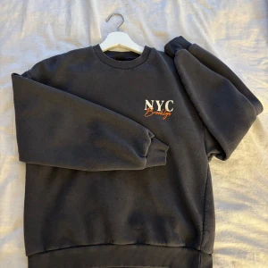 Hoodie med tryck - Jätte fin hoodie med tryck fram samt bak på ryggen, säljer pga att den inte används längre 