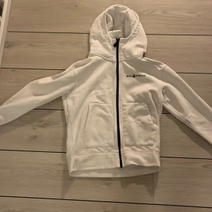 Sail racing zip - Riktigt fet zip hoodie från sail racing. 9/10 skick.  Hör av er vid frågor👍