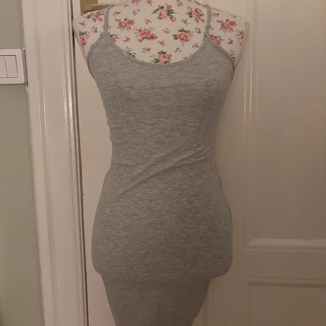 Grå ärmlös klänning