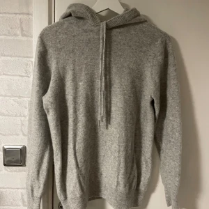 Merinoull hoodie  - Tja! Säljer en riktigt stilren merinoull hoodie i storlek S i färgen ljusgrå, den är i nyskick, inga skator på den, skriv om ni har några frågor eller funderingar 