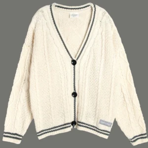 folklore cardigan taylor swift - Folklore cardigan endast använd 2ggr! Perfekt skick :) säljer för att den inte kommer till användning.