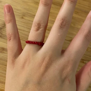 Mörkröd ring, pärlor - Egentillverkad ring av pärlor och ståltråd❤️ca 6cm omkrets och ca 16mm diameter. Går att beställa i valfri färg/färger💅🏼