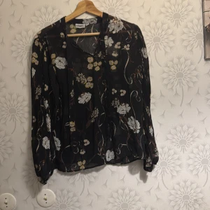 Saint Tropez blus  - Säljer en ny snygg härlig blus från  Saint Tropez          Ordinarie pris 599kr min pris 419