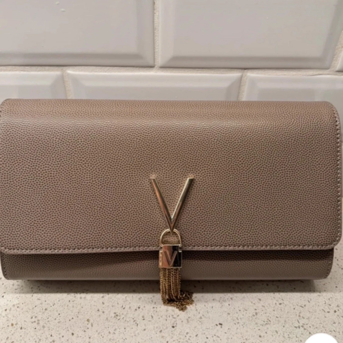 Beige kuvertväska med kedja