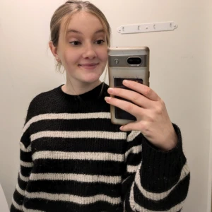 Svart och vit randig stickad tröja - Säljer en mysig svart och vit randig stickad tröja med långa ärmar. Perfekt för kyligare dagar och ger en stilren look. Passar bra till jeans eller yoga pants tex.🤍