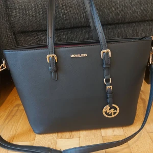 Väska MK - Få ytterst svaga fläckar inuti, annars fint skick då den knappt är använd. Rymlig! Öppen för prisförslag.