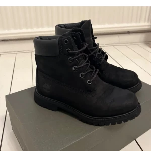 Svarta boots från Timberland - Snygga svarta boots från Timberland med snörning och robust sula. Perfekta för höst och vinter. Tillverkade i skinn för hållbarhet och stil. Inte använt dessa på flera år rensat kläder och vill bli av med allt därav lågt pris 