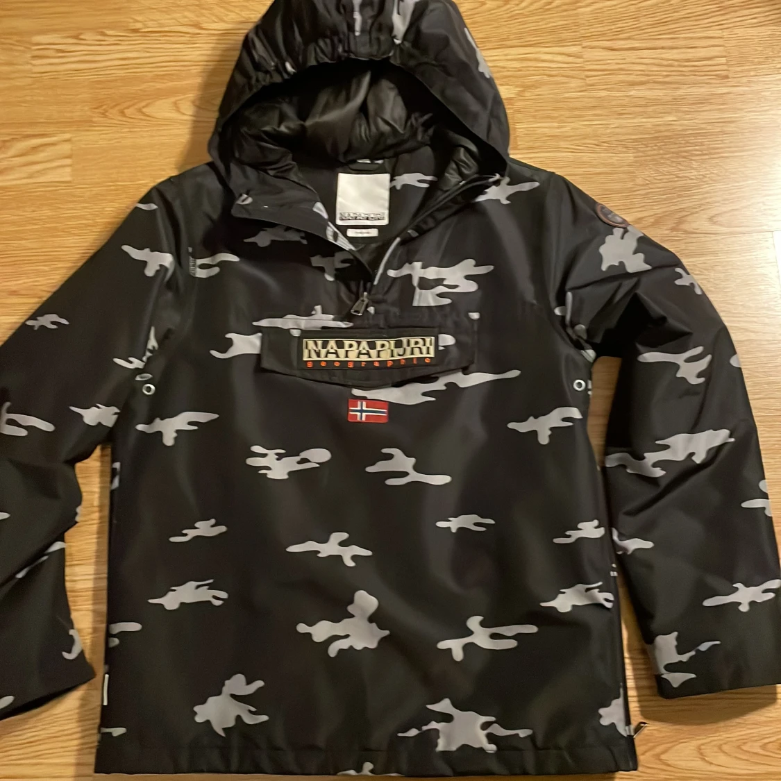 Svart och grå camo jacka från Napapijri