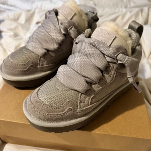 Ugg lowmel - Ugg lowmel pumice grey i storlek 37, inköpta på JDsports och har aldrig kommit till användning, kvitto och kartong medföljer💕pris kan diskuteras vid snabb affär