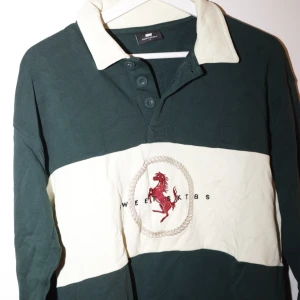 Grön och vit pikétröja  - Säljer en cool grön och vit pikétröja från Sweet Sktbs. Oversize S herr. 
