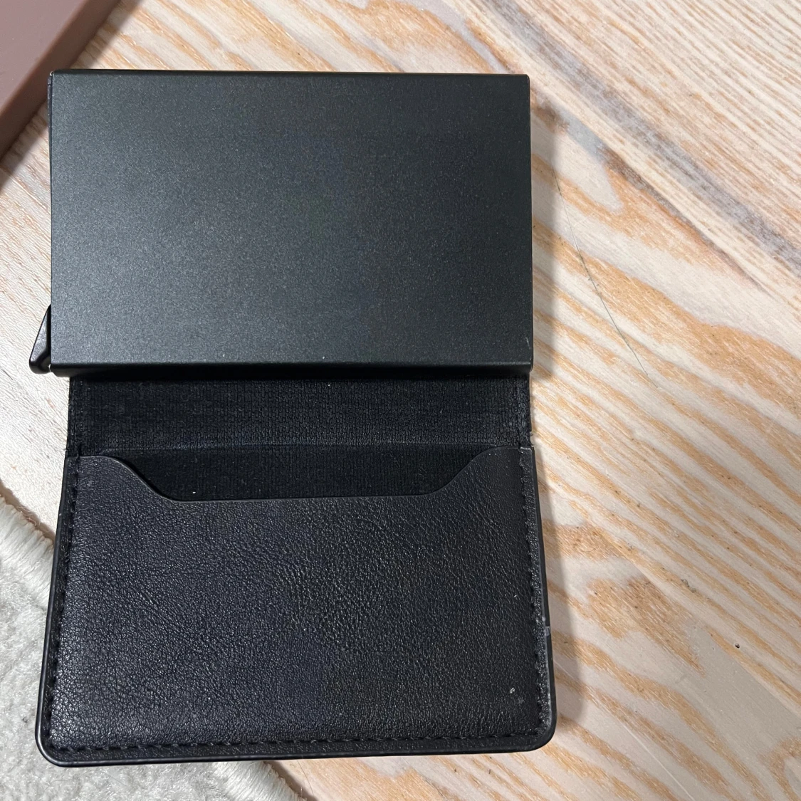Svart plånbok i skinn - 92