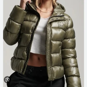Olivgrön pufferjacka med huva - Intressekoll på min Superdry jacka i färgen oliv grön. Jackan användes förra vintern och är i jätte bra skick. Jackan är helt slutsåld på hemsida😊😊