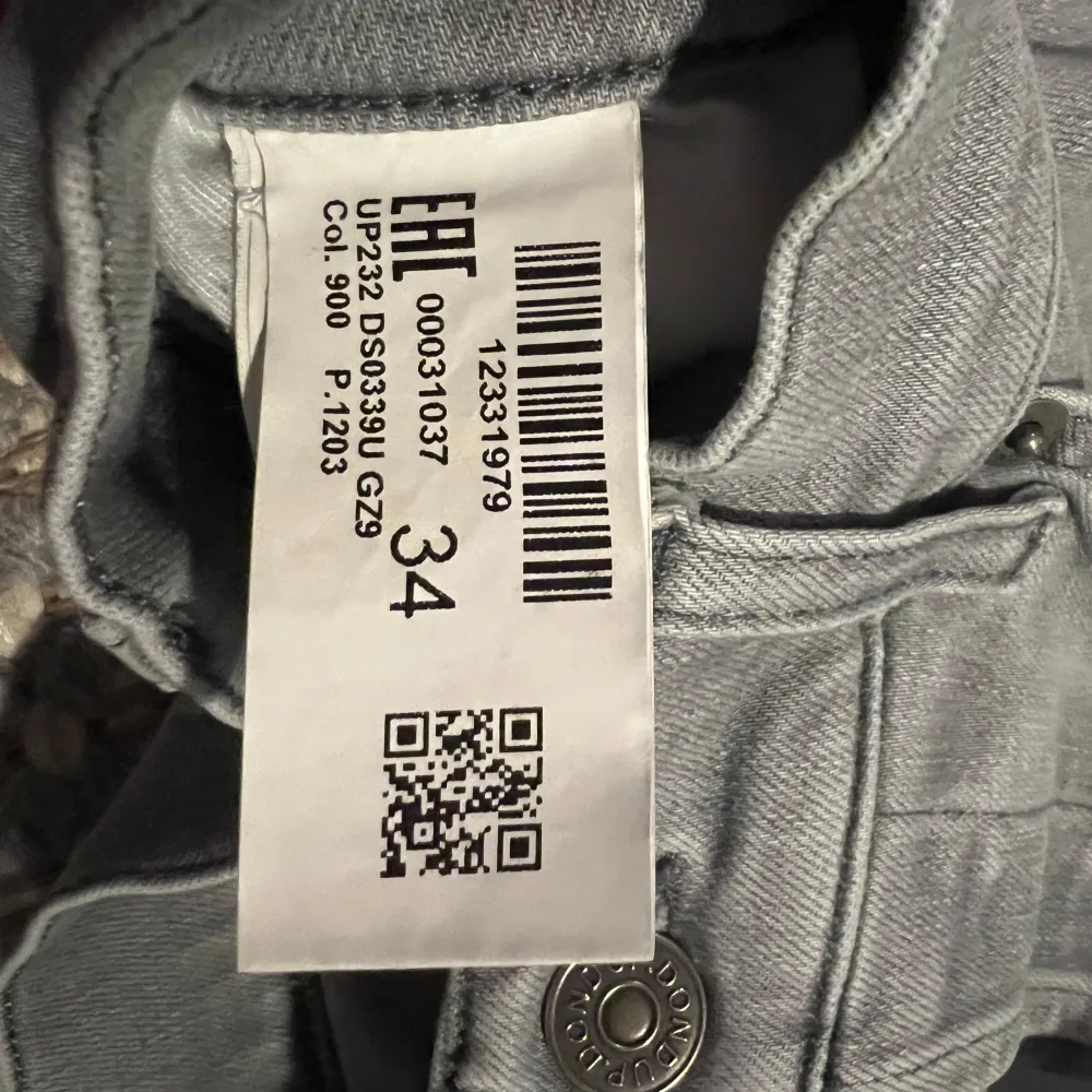 Säljer ett par riktigt snygga gråa dundup jeans. Dom är i jättebra skick och har inga defekter alls. Inte mycket använda och nya kostar dom 3500kr. Byxorna passar mig inte så vill bara bli av med dom, därav det bra priset. Storlek 34/32 men passar 33 i midjan. Modell: George Skinny fit. Kan skickas iväg samma dag som köp vid snabb affär. Pris kan också diskuteras. Ställ gärna frågor om det är något du funderar över.🔥. Jeans & Byxor.