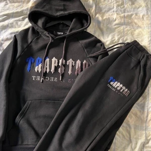  Trapstar shooterz traksuit och en Trapstar traksuit  - Säljer en  Trapstar shooterz traksuit och en Trapstar traksuit för 1500 båda 