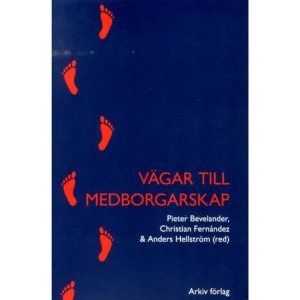 Vägar till medborgarskap (bok, danskt band) - Hur blir man medborgare och vad innebär det att vara medborgare? Medborgarskapet kan vara den efterlängtade slutdestinationen för en lång och mödosam flykt, men det kan också vara startpunkten för en svårdefinierbar integrationsprocess. Medborgarskap innebär formellt medlemskap i en politisk gemenskap, ett slags kontrakt mellan individ och stat, men är också ett uttryck för tillhörighet. Förslag på kriterier för medborgarskap som obligatoriska språktest eller diskussioner om inkomstförsäkran och anhörigstatus både upprör och engagerar. Till diskussionen hör också uppfattningar om medborgarskapets förändrade förutsättningar och folksuveränitetens gränser i en samtid som ofta beskrivs som både europeiserad och globaliserad. Antologin Vägar till medborgarskap handlar om dessa frågor och mer generellt om medborgarskapets villkor och förutsättningar idag. Bidragen är både teoretiskt utvecklande och praktiskt förankrade inom en rad områden, såsom arbetsmarknadspolitik, utbildningspolitik och flykting- och migrationspolitik. Anslaget är mångvetenskapligt i den bemärkelsen att de enskilda kapitelbidragen hämtar inspiration från olika akademiska discipliner och metodologiska angreppssätt. Boken vänder sig till studenter och forskare i samhällsvetenskap och alla andra med ett intresse för samtidens medborgarskapsfrågor i Sverige och världen.    Format Danskt band   Omfång 169 sidor   Språk Svenska   Förlag Arkiv förlag/A-Z förlag   Utgivningsdatum 2011-06-08   Medverkande Pieter Bevelander   Medverkande Christian Fernández   Medverkande Anders Hellström   ISBN 9789179242374  