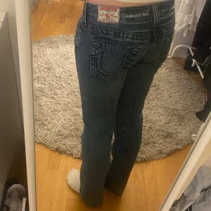 True religion jeans - Säljer dessa true religion i modellen ”Johnny big T” stl 27 i byxorna innerbenslängd=73cm Midjemått=74cm Fint skick Köp nu, priset kommer inte sänkas 