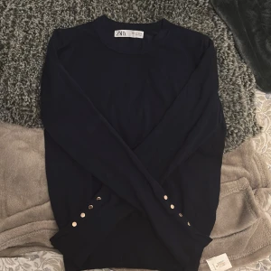 Marinblå tröja från Zara med knappar - Säljer en likadan i svart ❤️❤️ 