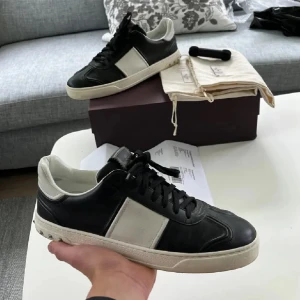 Valentino flycrew  - Säljer dessa eftertraktade Valentino flycrew i ett sjukt fint skick. En nit på innersidan av skon har lossnat men en extra ingår! (Ingenting man själv eller någon annan tänker på, därför har det inte varit aktuellt för mig att byta). Allt og ingår dessutom, samt utskrivet kvitto från farfetch med matchande fraktsedel. Perfekt för alla tillfällen! Hör av dig vid frågor! 