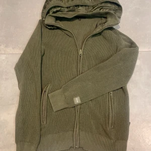 Stickad cardigan från indicode  - Hola👋🏼• säljer denna snygga och slutsålda cardiganen från indicode• skick 10/10• storlek M• Pris 650kr• kom pm för fler bilder och frågor• snabbare deal bättre pris• caio 👋🏼