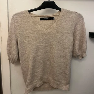 Beige stickad tröja  - Säljer denna superfina beigea stickade tröjan från Veromoda i storlek XS. Den är i bra skick och endast andvänd några fåtal gånger. 💗💗💗