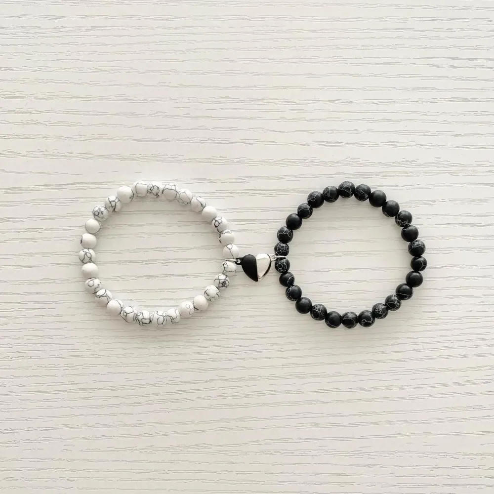 Säljer tre olika pararmband med pärlor i rött, vitt och svart. Varje par har en unik hjärtdetalj som kopplar ihop dem. Perfekt för par eller bästa vänner som vill matcha sina smycken. Armbanden är elastiska och passar de flesta handleder.. Accessoarer.