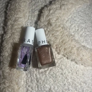 Nagellack från Sephora - Säljer två nagellack från Sephora. Ett är en top coat för extra glans och hållbarhet, och det andra är i färgen 'Bronze Shine', perfekt för en glittrig look. Perfekt för att ge dina naglar en snygg finish! 120kr för båda. (Top coat orginal pris 109+59 för färgen