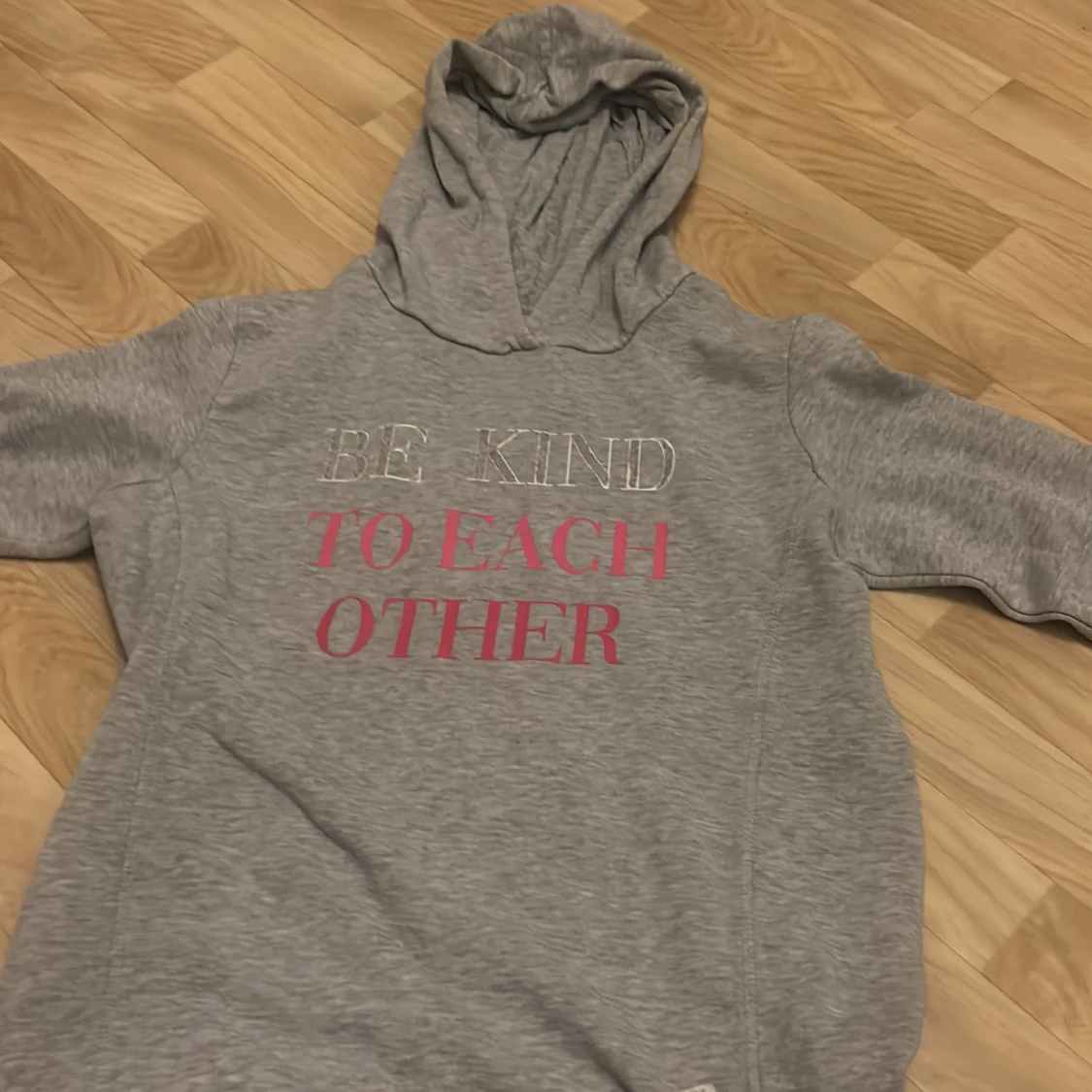 Grå hoodie med text