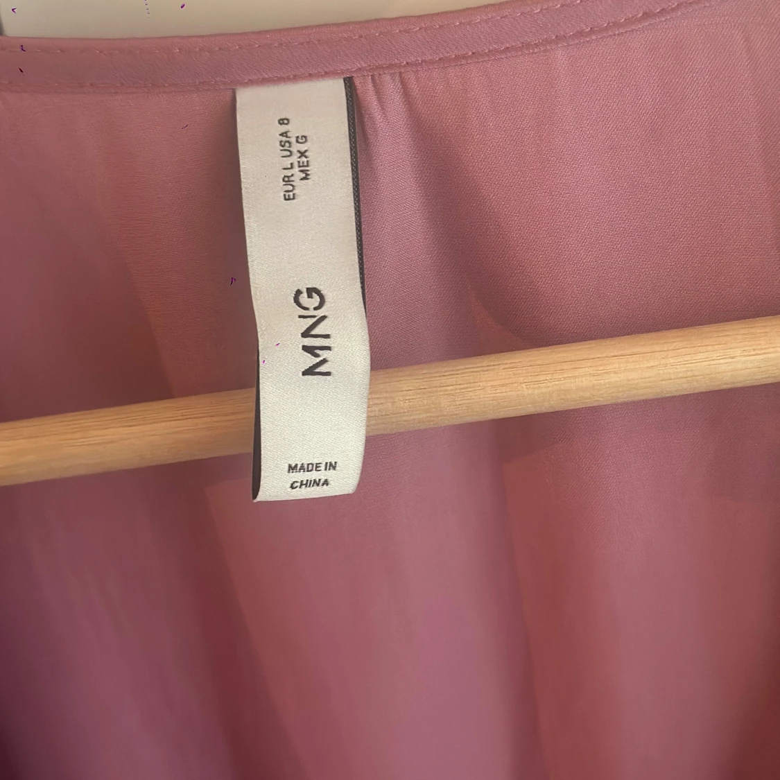 Lila omlottklänning från MNG