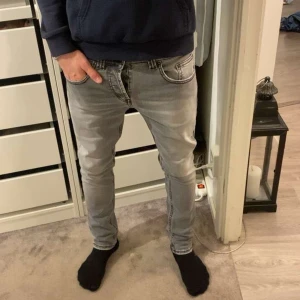 Dondup jeans - Feta gråa dondup jeans. De har en snygg slim passform och är perfekta för både vardag och fest. Storleken är 29 och skicket är perfekt😍