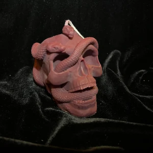 Dödskalle ljus med ormar - Rött ljus format som en dödskalle med en orm slingrande genom ögonhålorna gjort av återvunnet stearin