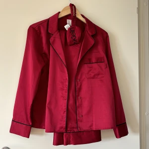 Vackert pyjamas sett (dam)! - Säljer ett vackert pyjamas sätt från Calvin Klein! Står att det är storlek S men jag skulle säga att det är en XS. Det följer med en sovmask. Använd en gång! Nypris 600kr.