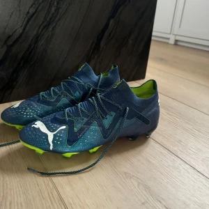 Fotbollsskor Puma - Säljer ett par fotbollsskor som är använda en gång på en träning och jag har slutat med fotboll så har ändå ingen användning av dem. Köpte dem på Intersport för ca 2500kr 
