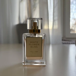 White Flower Bliss parfym - Säljer en parfym i doften White Flower Bliss från All I Am. Perfekt för den som älskar blommiga dofter. 50ml.