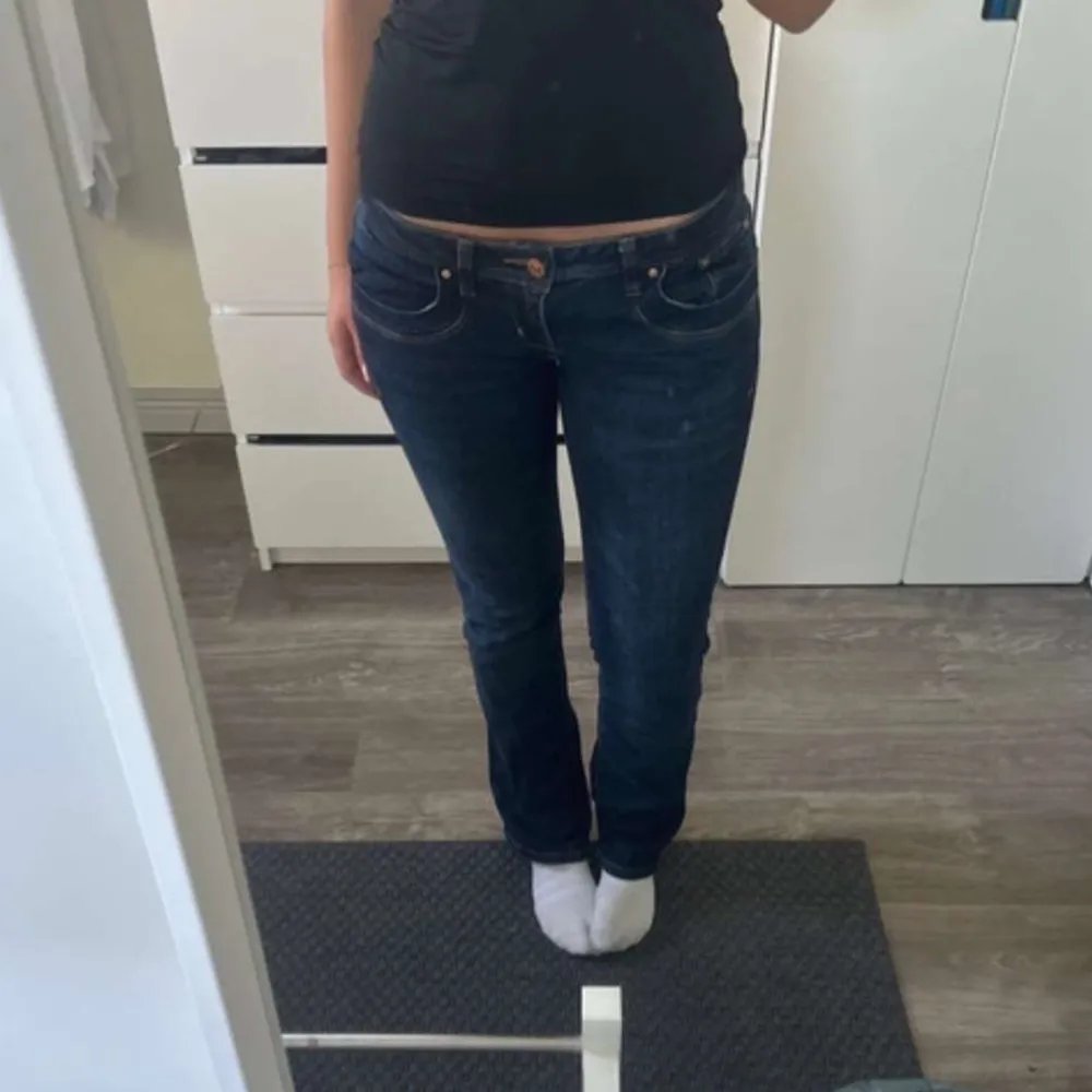 Säljer ett par mörkblå  lågmidjade Ltb  jeans i bra skick💞💞 storlek 26/32. Jeans & Byxor.