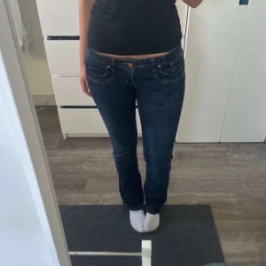 Mörkblå  Ltb jeans - Säljer ett par mörkblå  lågmidjade Ltb  jeans i bra skick💞💞 storlek 26/32