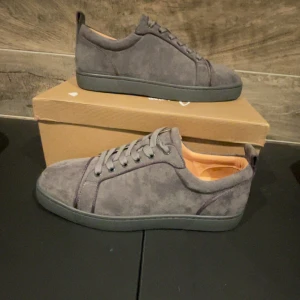 Christian Louboutin - Säljer dessa nästintill helt nya loubs då dom ej kommer till användning. De är i storlek 42 och det följer med kvitto tags samt box. Billigare vid snabb affär. Hör av dig om du har några frågor eller funderingar