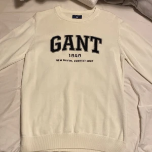  GANT tröja vit - Säljer en snygg vit tröja från GANT storlek s. I nyskick inga konstigheter!