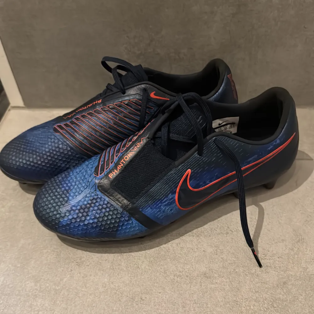 Säljer ett par sällsynta Nike Phantom Vision fotbollsskor, storlek 42 (Använda 2 gånger). Kommer med påsen!. Skor.