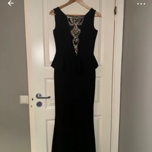 Festklänning NIKKA  - Snygg, elegant klänning från märket NIKKA Använd en gång. 