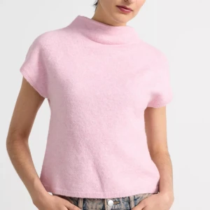 Ljusrosa stickad topp - Superfin ljusrosa stickad topp med korta ärmar! Den är från Lindex slutsåld och i helt nyskick utan lappar 💖