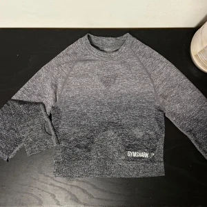 Gymshark long sleeve crop top - En knappt använd gymshark top, köptes för ca 500 men säljer den nu för 99 pga att den inte kommer till användning!