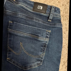 Mörkblå jeans från LTB - Säljer ett par snygga mörkblå valeire jeans från LTB. Storleken är 28/36 och säljer då de är förstora. Ställ gärna frågor & pris går oftast att diskuteras!💘