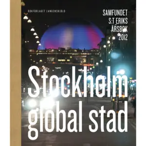 Globalisering är ett begrepp som bitit sig fast. Orsakerna är många. Stockholm har pekats ut som en av de 40 viktigaste ?noderna? i globaliseringen. Storföretagen rör sig allt friare över nationsgränserna. Stadskärnorna blir mer och mer homogena med en cyklande, lattedrickande medelklass som starkt påverkar utvecklingen, handlande på Bondens Marknad. De sociala medierna utvecklas lavinartat och har stor betydelse här, liksom för demokratirörelsen i Nordafrika och Mellanöstern, i Kina och Ryssland. I de globaliserade konflikternas spår har stora folkgrupper tvingats på flykt för sin överlevnad, andra har emigrerat för att skaffa sig bättre levnadsvillkor och/eller för att deras kunskap efterfrågas i deras nya hemland. Turismen står i dag för 5 % av den globala ekonomin och fortsätter växa med städerna som främsta mål, vilket redan märks i Stockholm. Samtidigt demonstrerar jordens stigande temperatur hur miljöfrågorna globaliserats, miljöpåverkan kan inte längre bara betraktas som något privat eller lokalt, den får konsekvenser världen runt. S:t Eriks årsbok vill belysa hur Stockholm tar sig an och formas av globaliseringen, men blickar också tillbaka på den ?förglobaliserade? tiden. Redan innan staden grundats hade vikingarna rest sina runstenar över dem ?som gav föda åt örnarna?. Att det var behovet av en exporthamn för Bergslagens koppar och järnmalm som lade grunden för stadens uppkomst och utveckling är väl känt, men vilken roll hade egentligen Lübeck och hansan? Har historieskrivningen varit alltför nationellt begränsad? Under 1600-talet blev Stockholm en ?nod? i ett större europeiskt maktspel och med Ostindiska kompaniet nådde handeln Kina. Den stora betydelse olika invandrade grupper haft, som tyskar och holländare, finns anledning att framhålla när rädslan för förändringar och det främmande griper kring sig. Utformningen av stadens gator och byggnader har till stor del inspirerats och inte sällan ritats av internationella arkitekter. Då och då har det ändå förekommit konflikter mellan vad som uppfattats som nationell identitet och utländskt inflytande. Vad betydde arkitektstudenternas långa studieresor som ibland sträckte sig bortom Europas gränser? Nationalromantik eller International style? Problematiken är gammal, men varje tid kräver sitt svar.    Format Inbunden   Omfång 239 sidor   Språk Svenska   Förlag Bokförlaget Langenskiöld   Utgivningsdatum 2012-10-01   Medverkande Ulf Sörenson   ISBN 9789187007156  