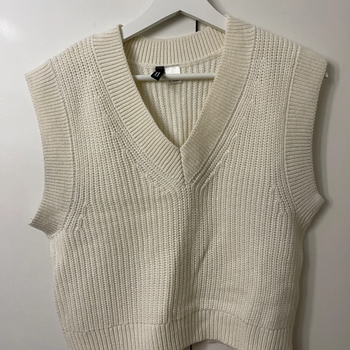 Vit stickad väst från Divided