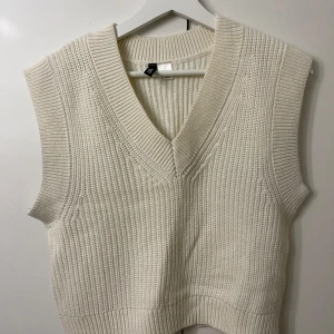 Vit stickad väst från Divided - Endast använd ett fåtal gånger.