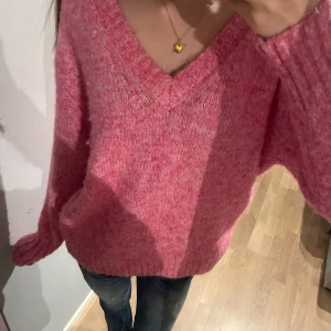 Rosa stickad v ringad tröja  - Perfekt till vinetern eftersom den är varm och skönt material . I storlek S men passar mig som har xs - s, men den skulle även passa m eftersom den är overzied. 