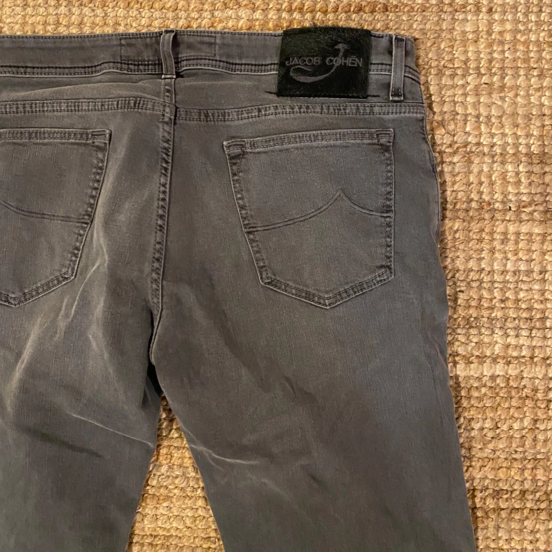 Grå jeansbyxor från Jacob Cohen - 92