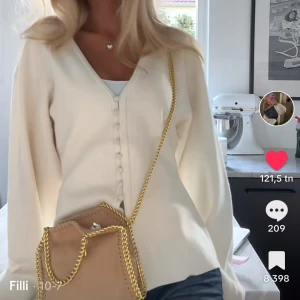 Vit stickad kofta - säljer denna as snygga stickade koftan från gina💕💕💕helt slutsåld överallt 💕💕💕